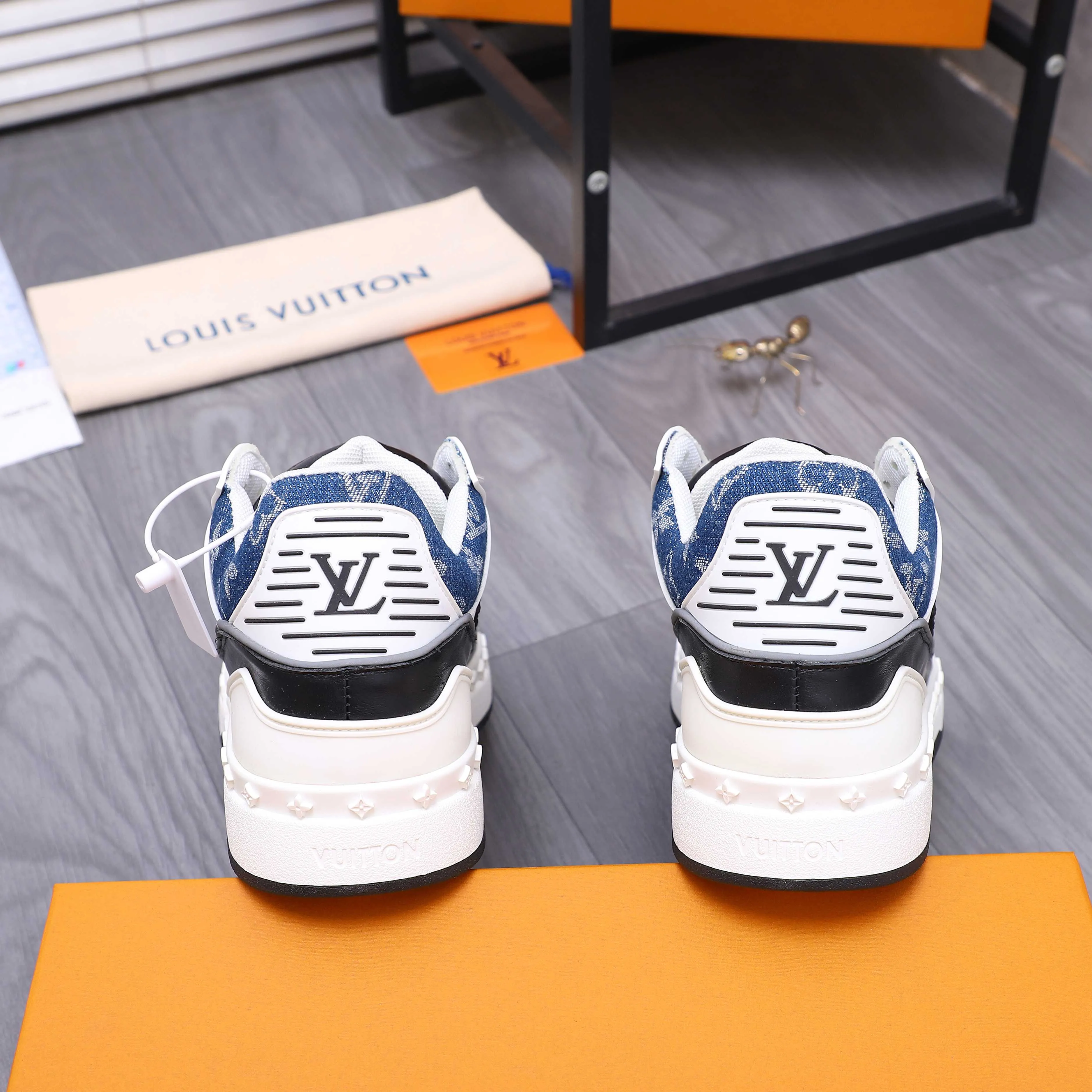 Men's shoes 💰p600 Product trademark: LV "Louis Vuitton" casual lace-up men's shoes Regular size: 38-44 Product material: Selected classic denim woven pattern splicing cowhide upper Breathable mesh lining Original rubber outsole
